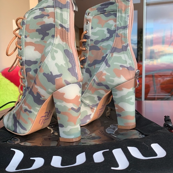 Savashjay Camouflage lace up ankle booty. - Picture 2 of 8